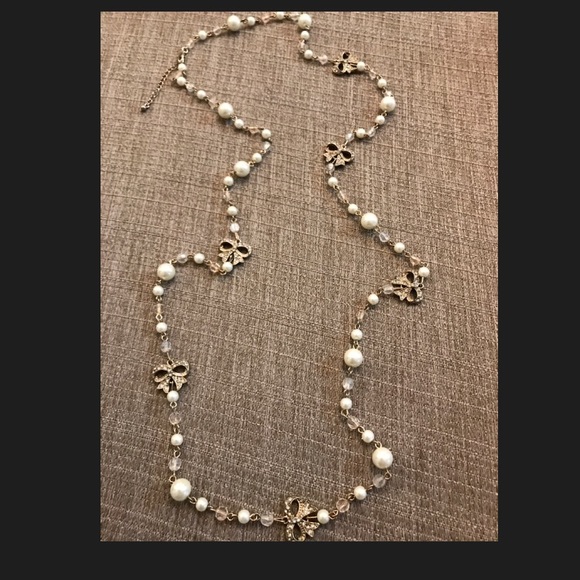 Jewelry - Pearl and bow tie jewel design necklace
